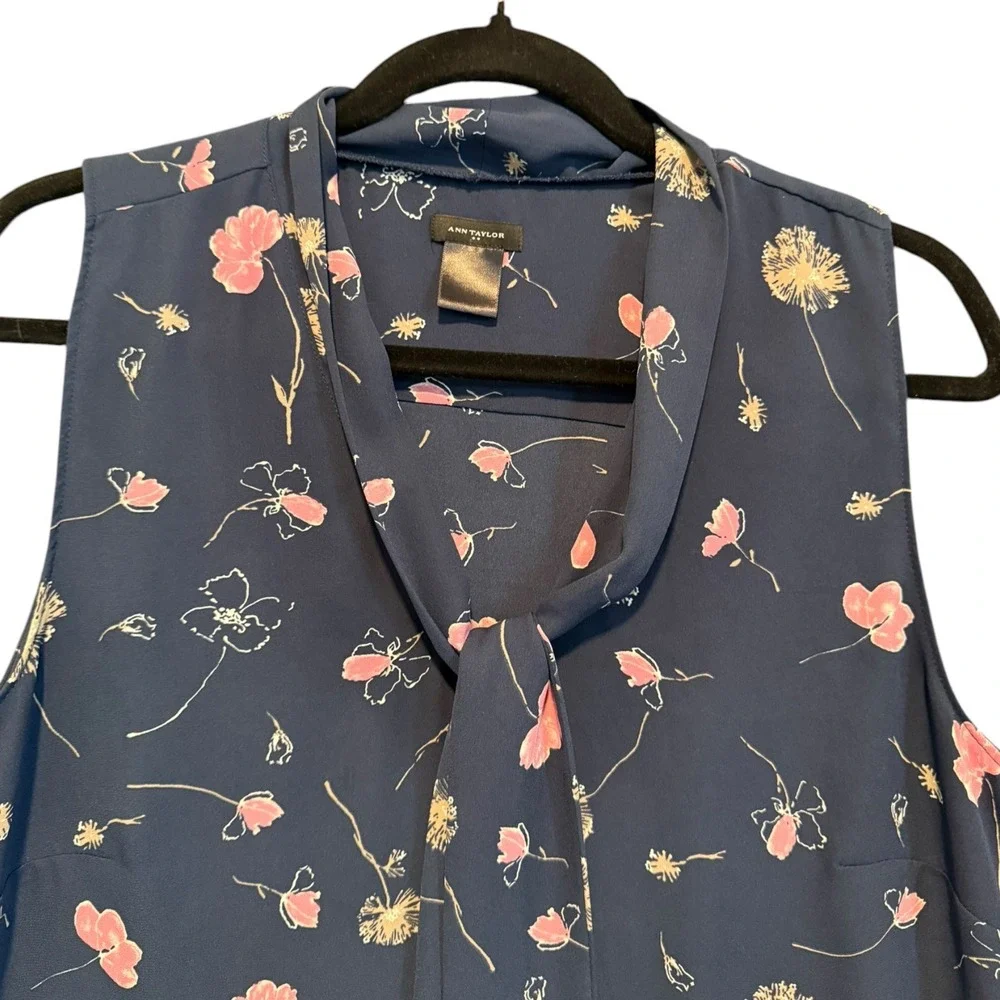 Ann‎ Taylor Womens Navy Blue Pink Floral Tie Neck Sleeveless Blouse Size Medium